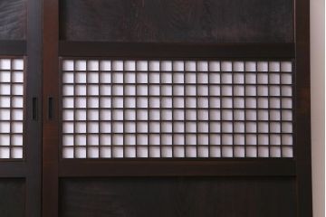 和製アンティーク　ケヤキ・杉材　堅牢な雰囲気が漂う障子帯戸2枚セット(板戸)(2)