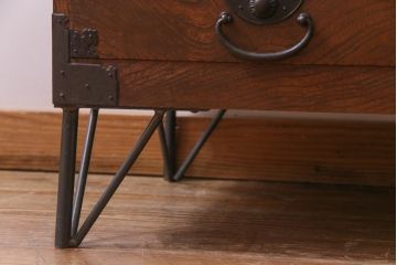 アンティーク家具　和製アンティーク　鉄脚　前面ケヤキ材　二本松箪笥をリメイクしたテレビ台(ローボード)