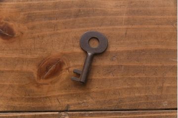 アンティーク家具　和製アンティーク　鉄脚　前面ケヤキ材　二本松箪笥をリメイクしたテレビ台(ローボード)