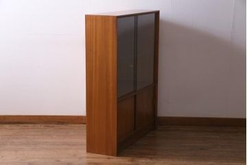 ヴィンテージ家具　イギリスビンテージ　HERBERT E. GIBBS(ハーバート・E・ギブス)　チーク材　背面ミラー付き　洗練された佇まいが魅力的なキャビネット(飾り棚、サイドボード)