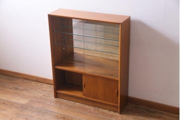 ヴィンテージ家具　イギリスビンテージ　HERBERT E. GIBBS(ハーバート・E・ギブス)　チーク材　背面ミラー付き　洗練された佇まいが魅力的なキャビネット(飾り棚、サイドボード)