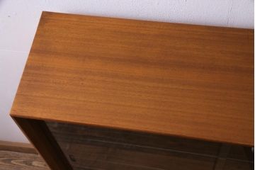 ヴィンテージ家具　イギリスビンテージ　HERBERT E. GIBBS(ハーバート・E・ギブス)　チーク材　背面ミラー付き　洗練された佇まいが魅力的なキャビネット(飾り棚、サイドボード)