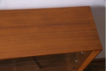ヴィンテージ家具　イギリスビンテージ　HERBERT E. GIBBS(ハーバート・E・ギブス)　チーク材　背面ミラー付き　洗練された佇まいが魅力的なキャビネット(飾り棚、サイドボード)