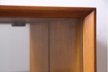 ヴィンテージ家具　イギリスビンテージ　HERBERT E. GIBBS(ハーバート・E・ギブス)　チーク材　背面ミラー付き　洗練された佇まいが魅力的なキャビネット(飾り棚、サイドボード)
