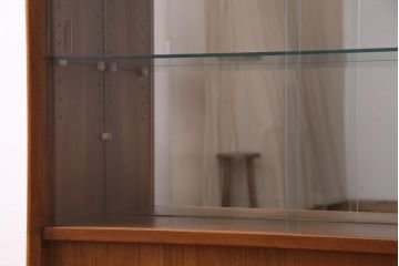 ヴィンテージ家具　イギリスビンテージ　HERBERT E. GIBBS(ハーバート・E・ギブス)　チーク材　背面ミラー付き　洗練された佇まいが魅力的なキャビネット(飾り棚、サイドボード)