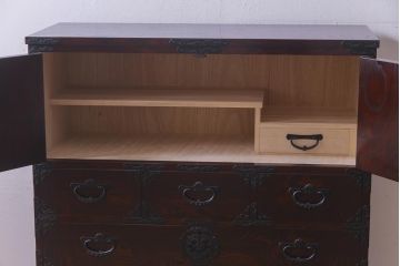 中古美品　脚付きリメイク　岩谷堂箪笥　別注みちのく8号　観音開き扉が目を惹く整理タンス(衣装箪笥、収納棚)