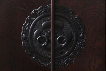 中古美品　脚付きリメイク　岩谷堂箪笥　別注みちのく8号　観音開き扉が目を惹く整理タンス(衣装箪笥、収納棚)