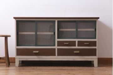 アンティーク家具　リメイク　当店オリジナルガラス　天板・脚付き　ナチュラルカラーが魅力のペイントリビングボード(テレビ台、収納棚)