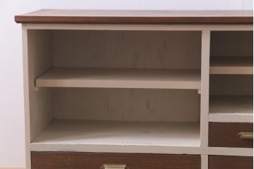 アンティーク家具　リメイク　当店オリジナルガラス　天板・脚付き　ナチュラルカラーが魅力のペイントリビングボード(テレビ台、収納棚)