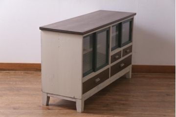 アンティーク家具　リメイク　当店オリジナルガラス　天板・脚付き　ナチュラルカラーが魅力のペイントリビングボード(テレビ台、収納棚)