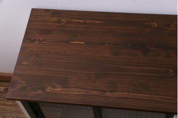 アンティーク家具　リメイク　当店オリジナルガラス　天板・脚付き　ナチュラルカラーが魅力のペイントリビングボード(テレビ台、収納棚)