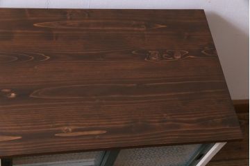アンティーク家具　リメイク　当店オリジナルガラス　天板・脚付き　ナチュラルカラーが魅力のペイントリビングボード(テレビ台、収納棚)