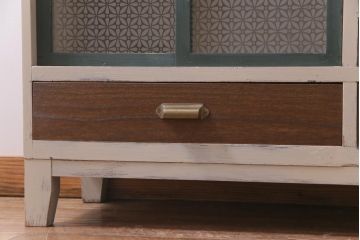 アンティーク家具　リメイク　当店オリジナルガラス　天板・脚付き　ナチュラルカラーが魅力のペイントリビングボード(テレビ台、収納棚)