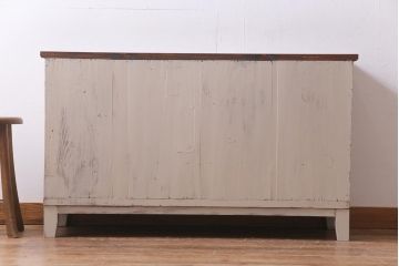 アンティーク家具　リメイク　当店オリジナルガラス　天板・脚付き　ナチュラルカラーが魅力のペイントリビングボード(テレビ台、収納棚)