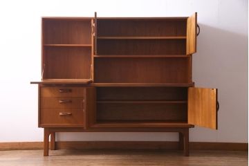 イギリスビンテージ　チーク材　北欧家具ならではの温かみが魅力的なサイドボード(収納棚、カップボード、リビングボード)
