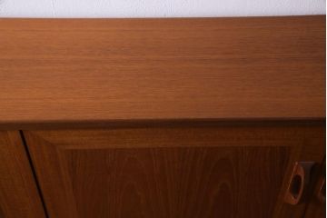 イギリスビンテージ　チーク材　北欧家具ならではの温かみが魅力的なサイドボード(収納棚、カップボード、リビングボード)