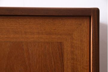 イギリスビンテージ　チーク材　北欧家具ならではの温かみが魅力的なサイドボード(収納棚、カップボード、リビングボード)
