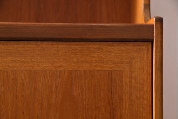 イギリスビンテージ　チーク材　北欧家具ならではの温かみが魅力的なサイドボード(収納棚、カップボード、リビングボード)
