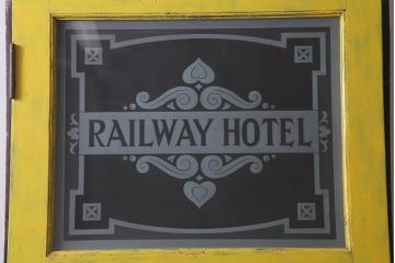 フランスビンテージ　レトロポップなイエローカラーのペイントドア(扉、建具)