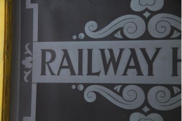 フランスビンテージ　レトロポップなイエローカラーのペイントドア(扉、建具)