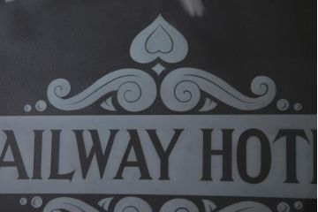 フランスビンテージ　レトロポップなイエローカラーのペイントドア(扉、建具)