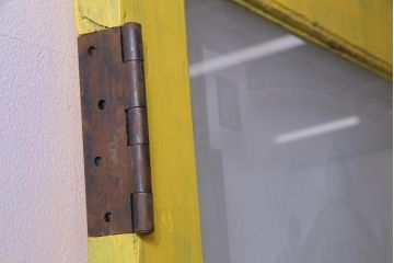 フランスビンテージ　レトロポップなイエローカラーのペイントドア(扉、建具)