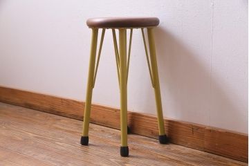 ラフジュ工房オリジナル　スモーキーイエロー　アイアンレッグのペイントが可愛らしい丸スツール(チェア、椅子)