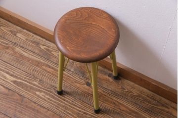 ラフジュ工房オリジナル　スモーキーイエロー　アイアンレッグのペイントが可愛らしい丸スツール(チェア、椅子)