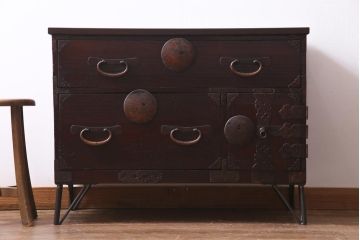 アンティーク家具　和製アンティーク　鉄脚付リメイク　赤みがかった色合いが風格を漂わせる箪笥リビングボード(ローボード、引き出し、アンティークチェスト)