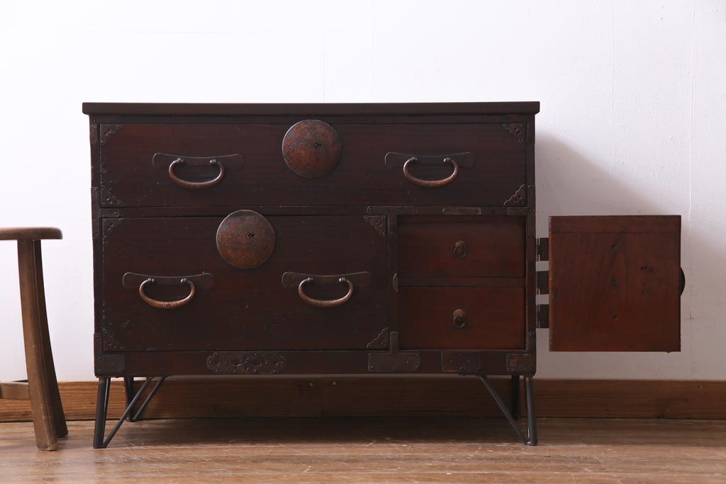 アンティーク家具　和製アンティーク　鉄脚付リメイク　赤みがかった色合いが風格を漂わせる箪笥リビングボード(ローボード、引き出し、アンティークチェスト)