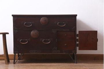 アンティーク家具　和製アンティーク　鉄脚付リメイク　赤みがかった色合いが風格を漂わせる箪笥リビングボード(ローボード、引き出し、アンティークチェスト)