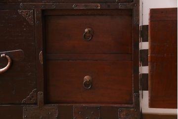 アンティーク家具　和製アンティーク　鉄脚付リメイク　赤みがかった色合いが風格を漂わせる箪笥リビングボード(ローボード、引き出し、アンティークチェスト)
