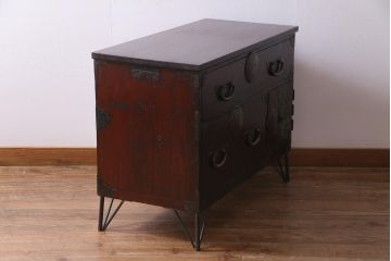 アンティーク家具　和製アンティーク　鉄脚付リメイク　赤みがかった色合いが風格を漂わせる箪笥リビングボード(ローボード、引き出し、アンティークチェスト)