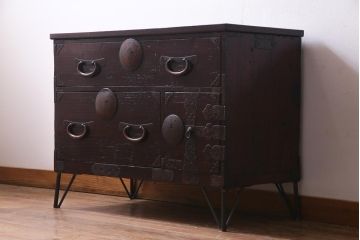 アンティーク家具　和製アンティーク　鉄脚付リメイク　赤みがかった色合いが風格を漂わせる箪笥リビングボード(ローボード、引き出し、アンティークチェスト)