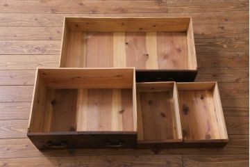 アンティーク家具　和製アンティーク　鉄脚付リメイク　赤みがかった色合いが風格を漂わせる箪笥リビングボード(ローボード、引き出し、アンティークチェスト)