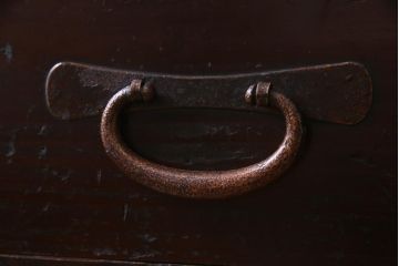 アンティーク家具　和製アンティーク　鉄脚付リメイク　赤みがかった色合いが風格を漂わせる箪笥リビングボード(ローボード、引き出し、アンティークチェスト)