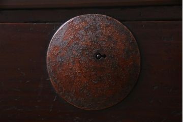 アンティーク家具　和製アンティーク　鉄脚付リメイク　赤みがかった色合いが風格を漂わせる箪笥リビングボード(ローボード、引き出し、アンティークチェスト)