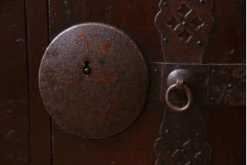 アンティーク家具　和製アンティーク　鉄脚付リメイク　赤みがかった色合いが風格を漂わせる箪笥リビングボード(ローボード、引き出し、アンティークチェスト)