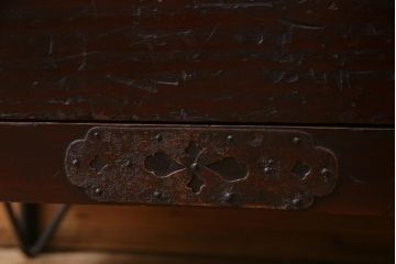 アンティーク家具　和製アンティーク　鉄脚付リメイク　赤みがかった色合いが風格を漂わせる箪笥リビングボード(ローボード、引き出し、アンティークチェスト)