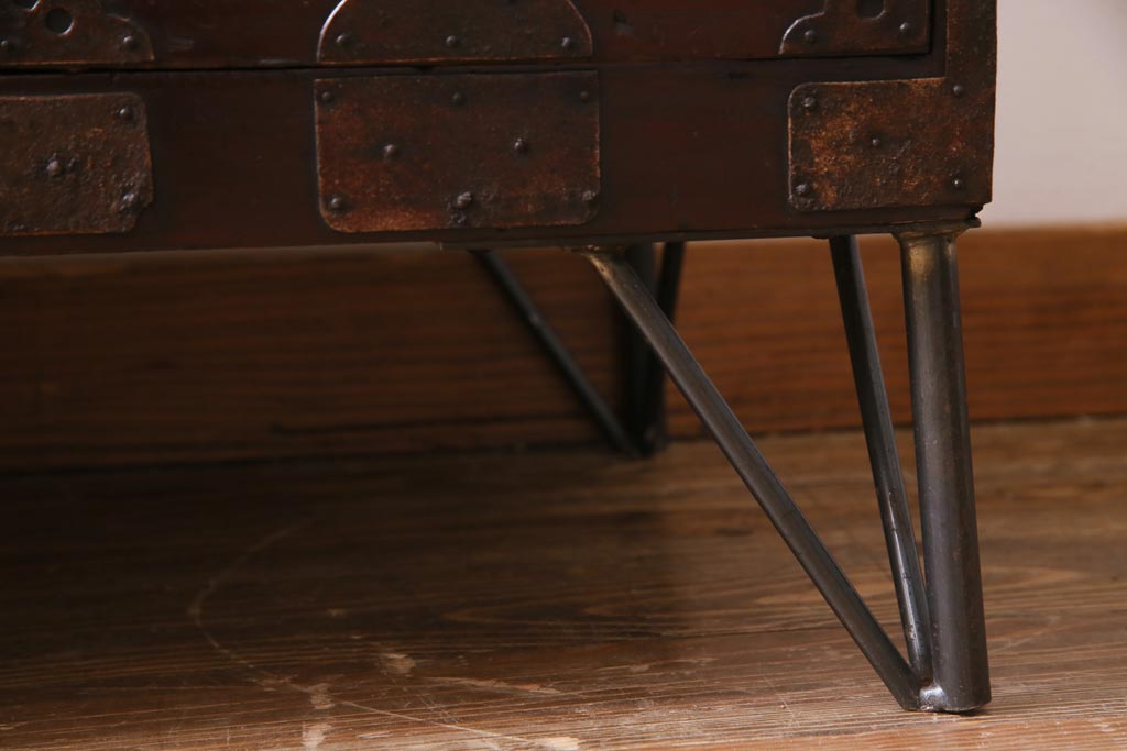 アンティーク家具　和製アンティーク　鉄脚付リメイク　赤みがかった色合いが風格を漂わせる箪笥リビングボード(ローボード、引き出し、アンティークチェスト)