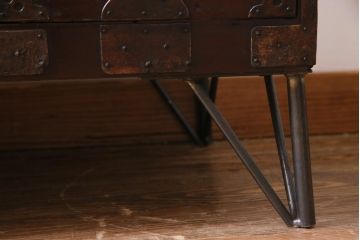 アンティーク家具　和製アンティーク　鉄脚付リメイク　赤みがかった色合いが風格を漂わせる箪笥リビングボード(ローボード、引き出し、アンティークチェスト)