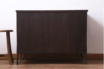 アンティーク家具　和製アンティーク　鉄脚付リメイク　赤みがかった色合いが風格を漂わせる箪笥リビングボード(ローボード、引き出し、アンティークチェスト)