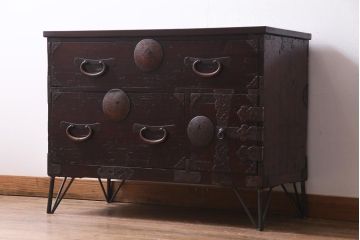 アンティーク家具　和製アンティーク　鉄脚付リメイク　赤みがかった色合いが風格を漂わせる箪笥リビングボード(ローボード、引き出し、アンティークチェスト)