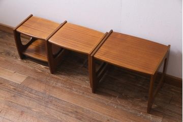 ヴィンテージ家具　北欧ビンテージ　チーク材　コンパクトな佇まいのネストテーブル(サイドテーブル)