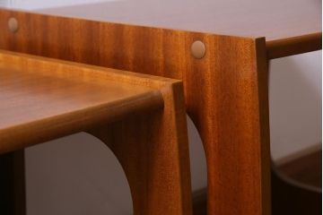 ヴィンテージ家具　北欧ビンテージ　チーク材　コンパクトな佇まいのネストテーブル(サイドテーブル)