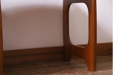 ヴィンテージ家具　北欧ビンテージ　チーク材　コンパクトな佇まいのネストテーブル(サイドテーブル)