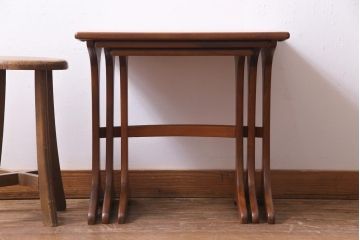 ヴィンテージ家具　イギリスビンテージ　北欧風　チーク材　カーブがおしゃれなネストテーブル(サイドテーブル、カフェテーブル)