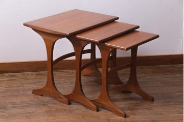 ヴィンテージ家具　イギリスビンテージ　北欧風　チーク材　カーブがおしゃれなネストテーブル(サイドテーブル、カフェテーブル)