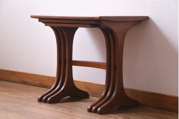 ヴィンテージ家具　イギリスビンテージ　北欧風　チーク材　カーブがおしゃれなネストテーブル(サイドテーブル、カフェテーブル)