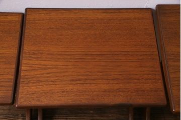 ヴィンテージ家具　イギリスビンテージ　北欧風　チーク材　カーブがおしゃれなネストテーブル(サイドテーブル、カフェテーブル)